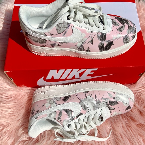 New Nike Women’s Air Force 1 Sneakers - Picture 2 of 8